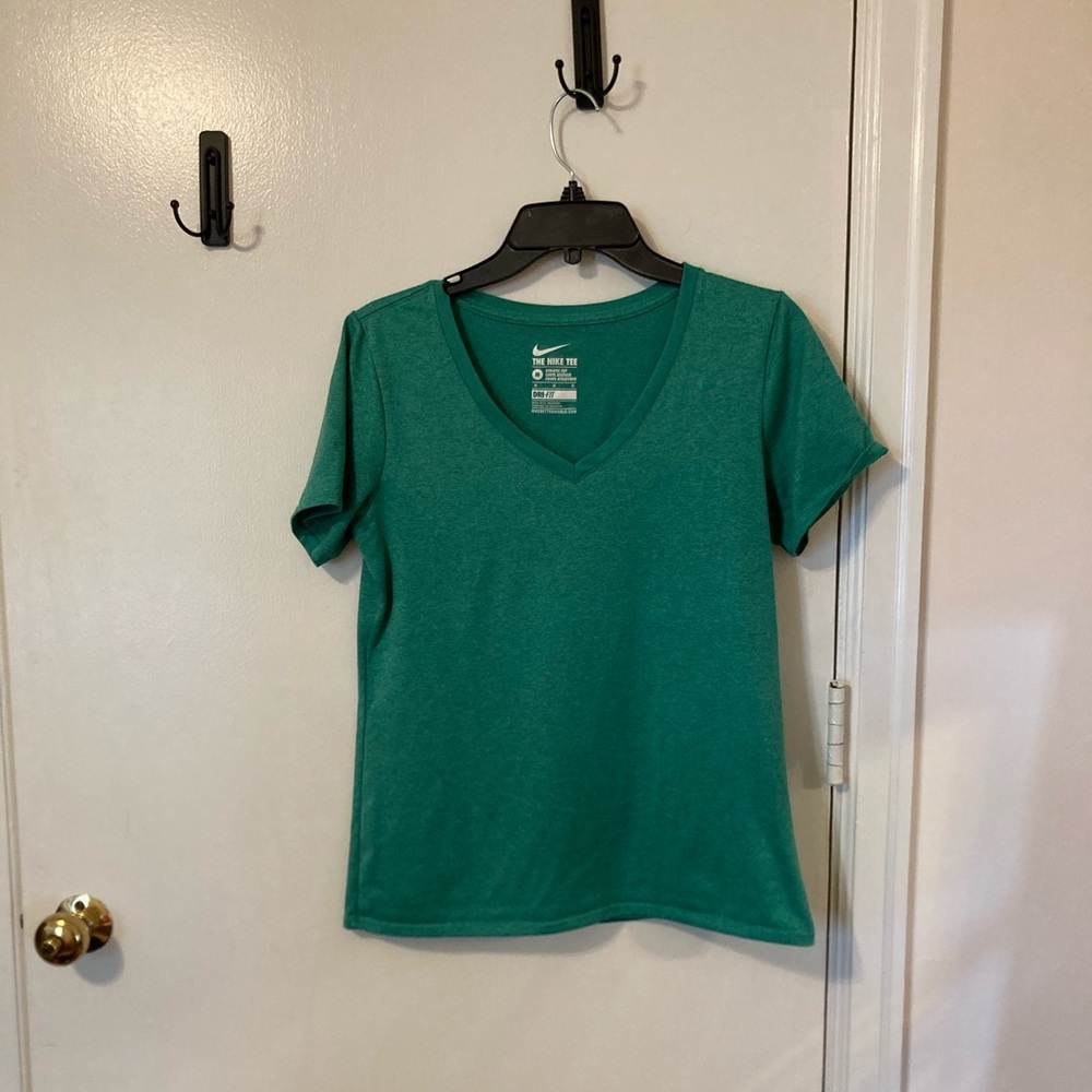 Women’s Nike top